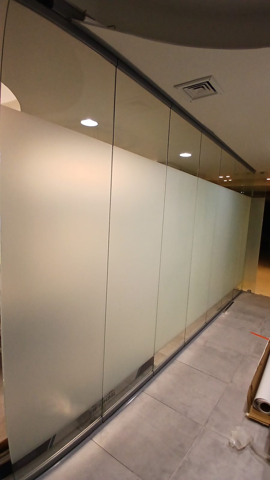Empavonado decorativo instalado en vidrio de oficina