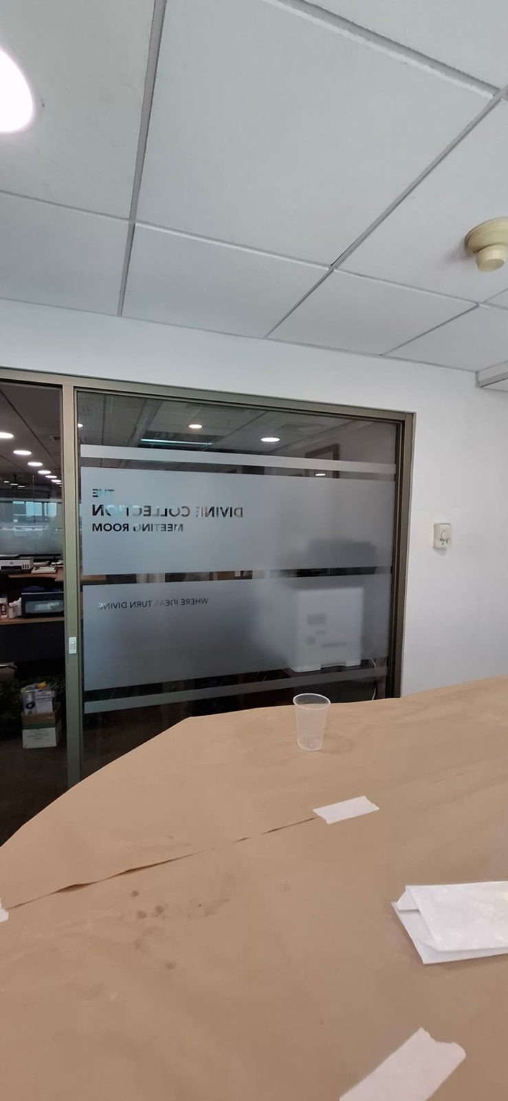 Sala de reuniones con empavonado y letras corporativas