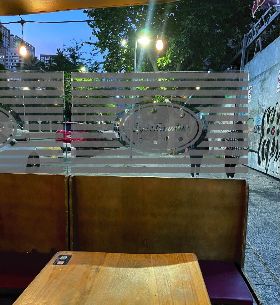 Franjas empavonadas y logo esmerilado en vidrio de terraza