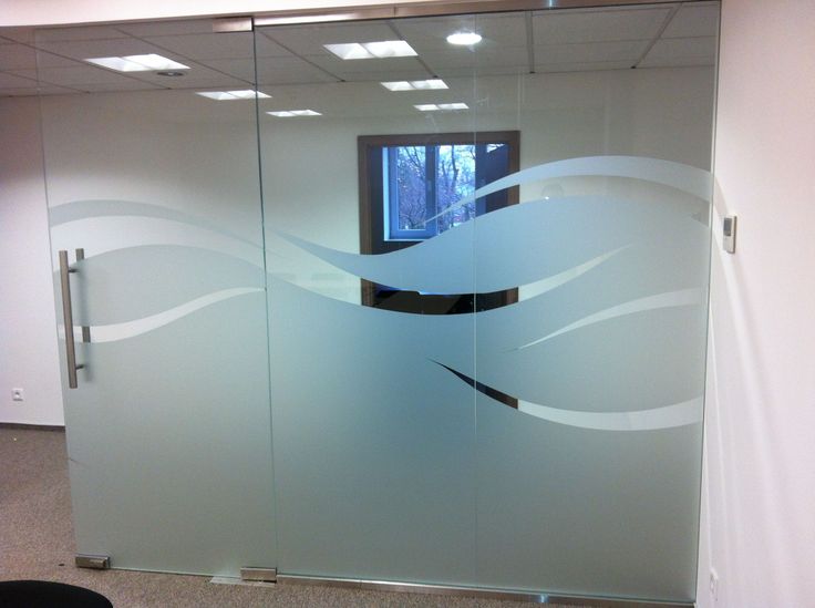 Mampara de oficina con empavonado y diseño de ondas cortadas